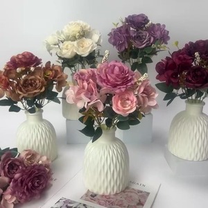 Arrangement de roses artificielles bordeaux effet toucher réel, roses crème préservées pour mariage - Product Image 2