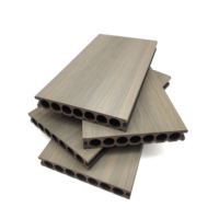 Planche de terrasse moderne extérieure en WPC co-extrudé simple face étanche forme carrée grain de bois double verrouillage languette et rainure