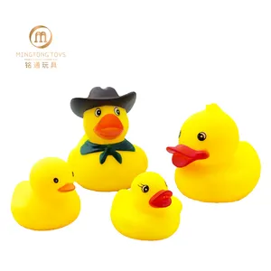 OEM 新奇礼品吱吱软塑料鸭子呼吁火车玩具迷你橡胶鸭与帽子