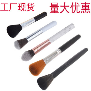 Brocha de maquillaje individual con mango de mármol de 3.5 cm y cerdas de nailon onduladas para aplicación de rubor e iluminador en las mejillas. - Product Image 2