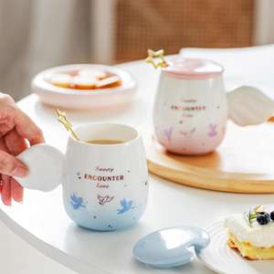 Ensemble de tasses pour couple <span class=keywords><strong>Cupidon</strong></span> avec tasses en céramique, couvercles <span class=keywords><strong>et</strong></span> cuillères - Design floral unisexe, boîte cadeau - Product Image 3