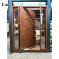 Porte d'entrée pivotante de luxe en aluminium moulé, avec motif géométrique 3D en bois de noyer, porte principale sécurisée avec double vitrage latéral