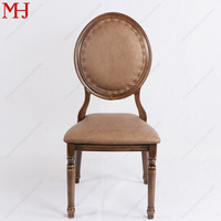 Chaise de salle à manger commerciale de luxe en aluminium avec finition grain de bois, dossier rétro décoré de rivets, portable, durable, prête pour les événements