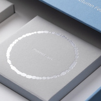 Boîte cadeau en papier mat de luxe personnalisée, petite série, rigide, portable, en matériaux recyclés, avec doublure en éponge, poignée et compartiment intérieur
