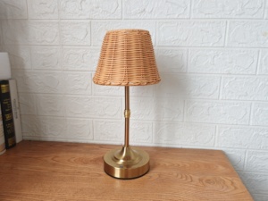 2700K Kreative Tischlampe Kabellose Schreibtischleuchte Wiederaufladbar Tragbar Restaurant Luxus mit Rahmen Romantisches Abendessen Licht Schreibtischlampe - Product Image 1