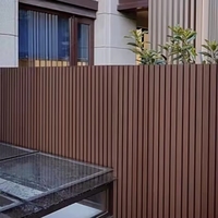 Panneau mural WPC pour la décoration murale extérieure avec grain de bois, imperméable, ignifuge, avec système d'installation par clipsage