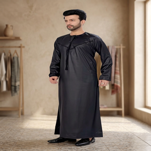 Qamis noir en polyester pour homme, à manches longues, avec col brodé et détails à pompons, longueur ras du sol, style traditionnel arabe - Product Image 3