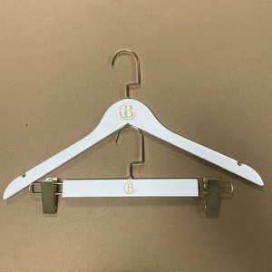 Nuovi Eleganti Appendiabiti in Legno Massello Bianco con Gancio Dorato <span class=keywords><strong>per</strong></span> Negozi di Abbigliamento, Vendita all'Ingrosso - Product Image 6