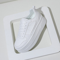 Vente en gros de chaussures de sport blanches à semelles épaisses pour femmes