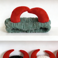 Bandeau personnalisé en polaire corail réutilisable antidérapant pour le yoga, les soins de la peau, le lavage du visage, le spa facial, les fêtes, le maquillage et comme accessoire capillaire, avec motif cornes de démon