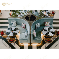 Canapés de restaurant de luxe en forme de U et en rangée droite avec tables et chaises en marbre de restaurant, mobilier de café
