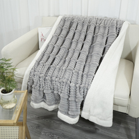 Plaid en polaire rayé doux et moelleux avec envers en sherpa, confortable et chaud, pour canapé, lit, décoration de maison luxueuse pour toutes les saisons