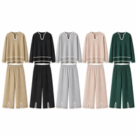 Ensemble deux pièces élégant en maille pour femme, idéal pour l'automne, le quotidien, le bureau ou la rue : pull col en V et pantalon large avec bordure contrastante