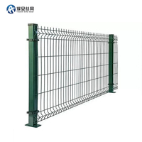 Clôture de sécurité 3D en treillis soudé thermolaqué, poteau carré courbé pour autoroute et aéroport, hauteur 2m, fabriquée en Chine, prix usine