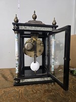 Horloge à marteaux de style français à quatre glaçons en verre, en laiton, à mécanisme de 15 jours, avec colonnes en faux marbre et frise en émail