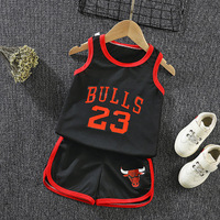 Nouvelle collection été 2026 : Tenues pour bébés et enfants, incluant des hauts à imprimé dessin animé, des maillots de sport de basketball et des ensembles jersey pour nouveau-nés.