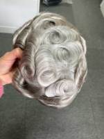 Q6 100% Densité, nœuds invisibles, dentelle suisse naturelle, ligne de cheveux naturelle, côté peau, 1B80 gris, cheveux humains, postiches pour homme âgé