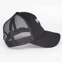 Unisex zwarte trucker pet met grafische print, ademende mesh achterkant met klittenbandsluiting, casual streetwear hoofddeksel