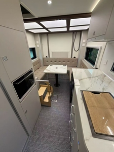 Véhicule mobile hybride PHEV et 100% électrique, type maison, voiture, camionnette, camion avec toit relevable télescopique + lits + salle de bain + réfrigérateur + sèche-linge + cuisine - Product Image 6