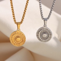 Collier Pendentif Rond Monnaie Soleil Lune Gravé en Acier Inoxydable Plaqué Or 18K avec Chaîne Carrée Perles Style Vintage pour Femme - Grande Vente