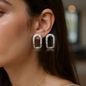 Orecchini a Cerchio E3460 in Oro Bianco con Diamanti Pavé, Design Geometrico Unisex, Gioielli Classici alla Moda - Product Image 2