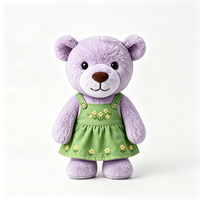 En gros Ours en peluche doux et câlin, adorable compagnon avec robe à bretelles vertes
