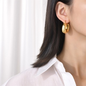 Boucles d'oreilles épaisses en fil d'acier inoxydable plaqué or 18 carats avec zircon, étanches, pour femme, idéales pour un mariage - Product Image 4