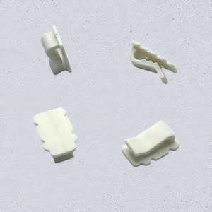 คลิปพลาสติกสีขาวที่สามารถปรับแต่งได้พร้อมโครงสร้างหนีบสำหรับยึดผ้าสายไฟและปากกระเป๋าในเสื้อผ้าและกระเป๋า - Product Image 3