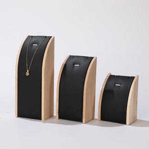 Busto de exhibición de joyas de madera de caoba con revestimiento de gamuza negra, soporte curvo para exhibición y almacenamiento de collares, colgantes y cadenas - Product Image 4