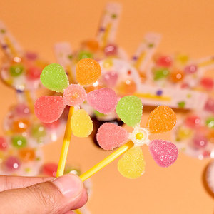 Beliebte Bunte Fruchtgeschmack-Hartbonbons Lollipops in Flaschenverpackung mit Fruchtigem Geschmack und Rotierendem Windmühlen-Design - Product Image 4