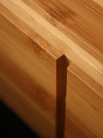 Boîte cadeau artisanale en bois massif pour bouteille de vin avec estampage doré et gravure personnalisée