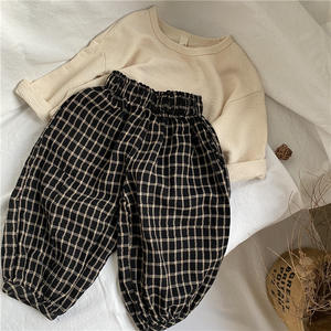 Vente en gros de pantalons en coton et <span class=keywords><strong>lin</strong></span> à 9 points pour garçons et filles d'automne 2022 personnalisés pantalons lanterne à double carreaux pour enfants - Product Image 2