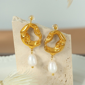Pendientes colgantes irregulares chapados en oro de 18k estilo retro francés con perla de agua dulce para mujer, joyería de fiesta - Product Image 1