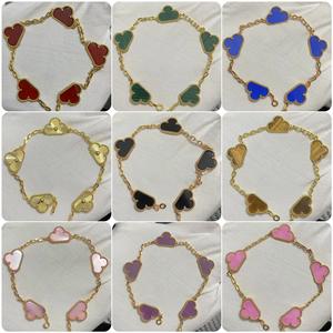 Bracciale di Lusso in Argento S925 con Quadrifoglio, Progettato per Donne, Placcato in Oro 18K con Catena e Connettori Raffinati - Product Image 4