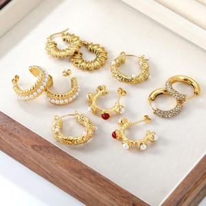 Pendientes de Aro Huggies de Acero Inoxidable con Baño de Oro, Diseño Martillado y Retorcido, con Perlas, Piedras Naturales y Circonitas, que no se deslustran - Product Image 1