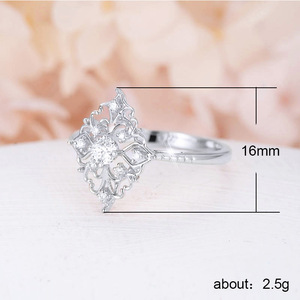 Anello da Donna con Zirconi Intarsiati a Forma di Rombo, Gioiello Delicato per Uso Quotidiano, Souvenir da Viaggio, Regalo per Feste - Product Image 3
