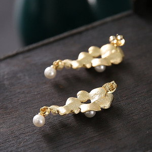 Orecchini pendenti con perle di nappa bianca d'acqua dolce naturale pianta ciondola l'orecchino per le donne gioielli indiani di moda da sposa placcati in oro - Product Image 4