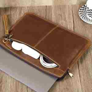 Étui de protection pour ordinateur portable Pro14 en cuir véritable de vachette avec pochette messager et pochette pour souris - Cadeaux de bienvenue, articles promotionnels originaux, gaufrés - Product Image 4