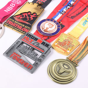 تصميم مخصص حسب الطلب شعارك على شكل ثور مربع ذهبي ثلاثي الأبعاد بالمينا الناعمة - Product Image 5