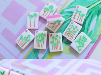 Tuiles de Mahjong américaines de style vacances tropicales avec motifs flamants roses et palmiers, tuiles en acrylique blanc avec dos rose vif