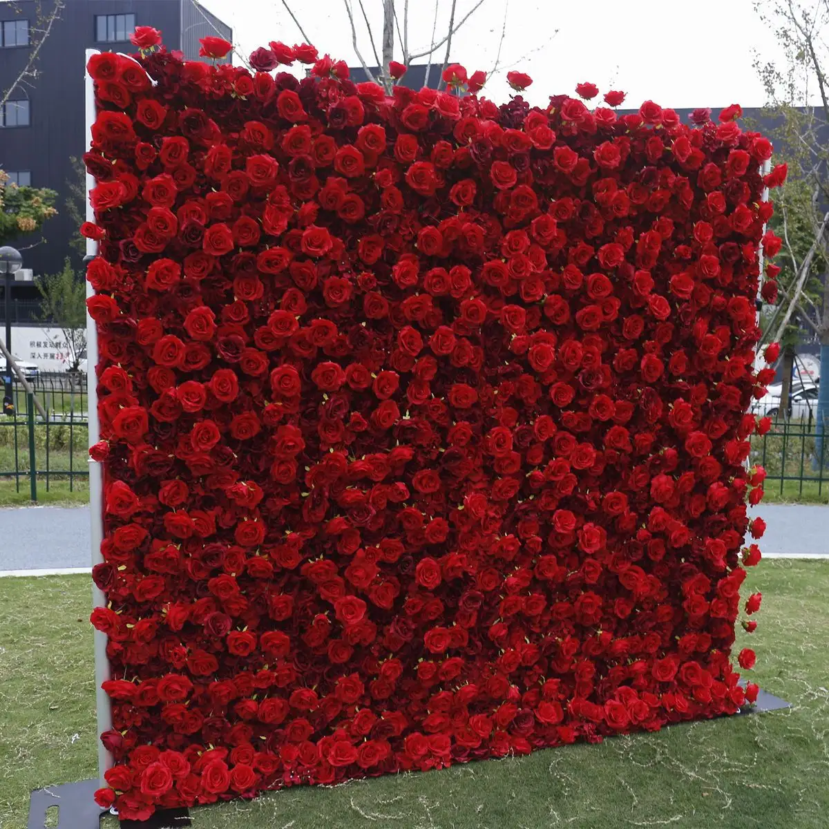 Künstliche grüne Pflanzen Hochzeitssimulation tropischer Stoff floral aufgewickelte Blume Wandhintergrund rote Rose 5d-Blumenwand