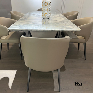 Ensemble de table à manger rectangulaire moderne avec plateau en marbre, chaises en cuir PU beige, pieds en métal noir pour restaurant, hôtel - Product Image 1