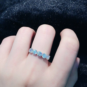 Anello a Fascia Impilabile dal Design Minimalista per Donne - Product Image 2