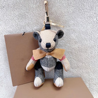 Trench-coat basique en coton fait à la main avec pendentif ours en peluche en coton fait à la main avec pendentif de sac de porte-clés de voiture à carreaux en cachemire nouvel accessoire ours de base