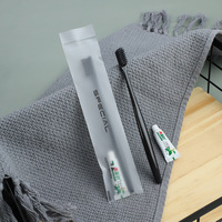 Kit de commodités d'hôtel jetables bon marché en gros Ensemble de commodités sèches en chambre avec pochette en plastique souple CPE