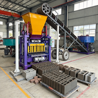Machine semi-automatique de fabrication de blocs creux en béton avec convoyeur d'alimentation et malaxeur à plateaux pour la production de pavés en ciment pour la construction
