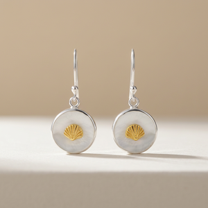 Pendientes Ceto de Plata de Ley 925 con Madreperla para Mujer, Valore Jewels |   Pendientes Minimalistas de Dos Tonos con Diseño de Concha Marina Dorada - Product Image 1