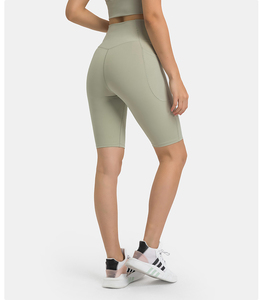 <span class=keywords><strong>Legging</strong></span> court respirant à séchage rapide pour <span class=keywords><strong>femme</strong></span>, en tissu haute densité, avec coutures croisées fines, poches latérales et effet ventre plat, idéal pour la gym et le fitness - Product Image 2