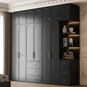 Armoire intégrée moderne à tons sombres, design en arc, avec quincaillerie en laiton et rangement latéral éclairé pour la chambre à coucher - Product Image 2