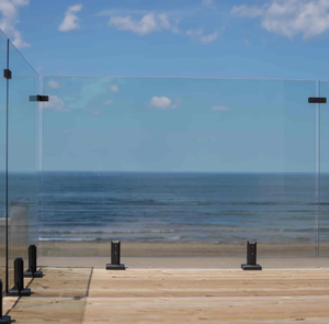Garde-corps en verre sans cadre ST <span class=keywords><strong>Oceanview</strong></span> | Garde-vent en verre trempé transparent avec ergots en métal noir pour ponts côtiers - Product Image 1